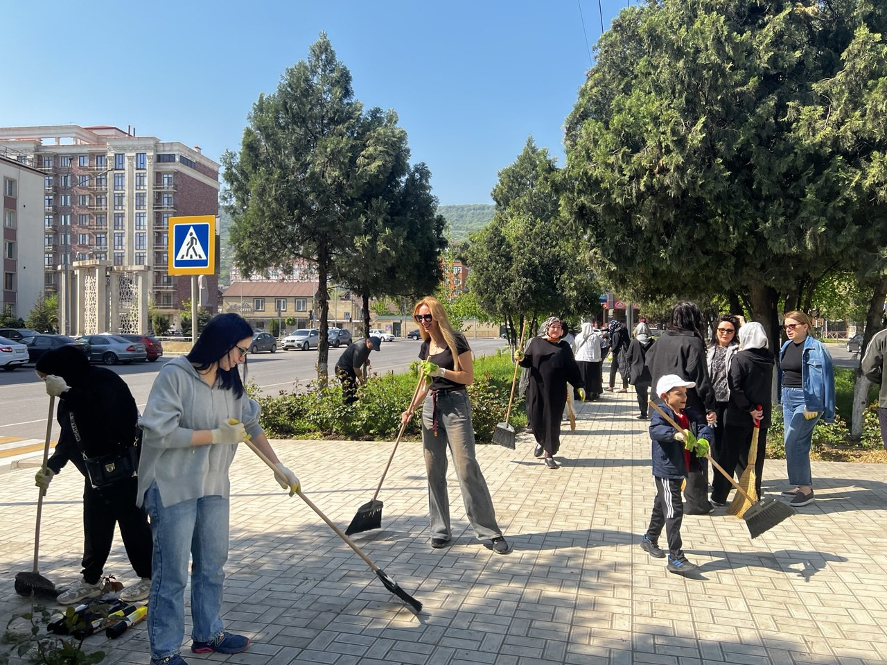 Сотрудники Министерства труда и социального развития Республики Дагестан приняли участие в общегородском субботнике